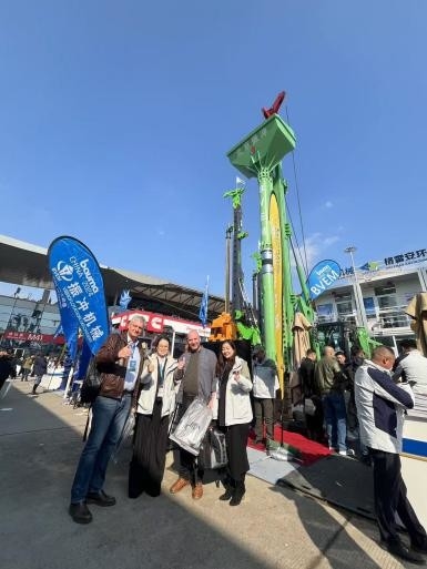 Chinesischer Hersteller 214 kN Zentrifugalkraft Vibroflotationsgerät, montiert an Bohrgerät, das das Stromversorgungssystem teilt